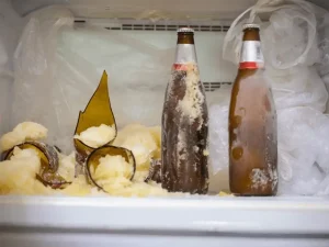Explodiert eine Glasflasche wirklich in einem Gefrierschrank?