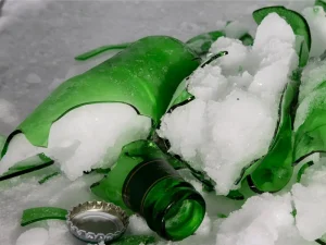 Warum zerbrechen Glasflaschen im Gefrierschrank?